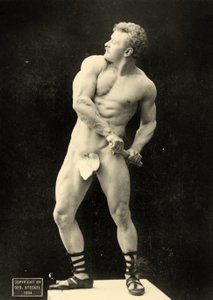 Eugen Sandow che estrae la spada, in posa classica greco-romana antica, c.1894